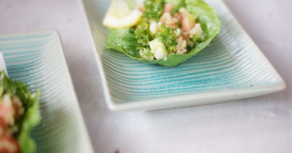 Veganes Kräuter-Tabouleh mit Bulgur, Petersilie und Minze - moment in a ...