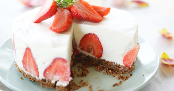 Panna Cotta Torte mit Erdbeeren | inajellyjar.com