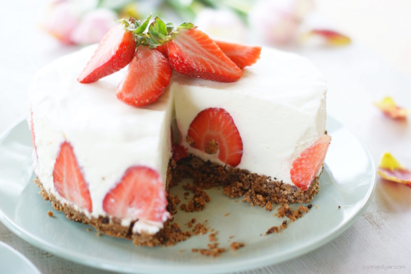 Panna Cotta Torte mit Erdbeeren | inajellyjar.com