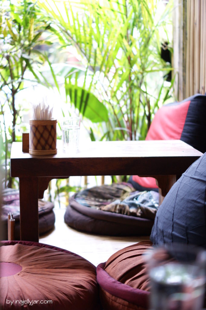 Gemütliche Sitzecke im Seeds of Life Café, Ubud Bali